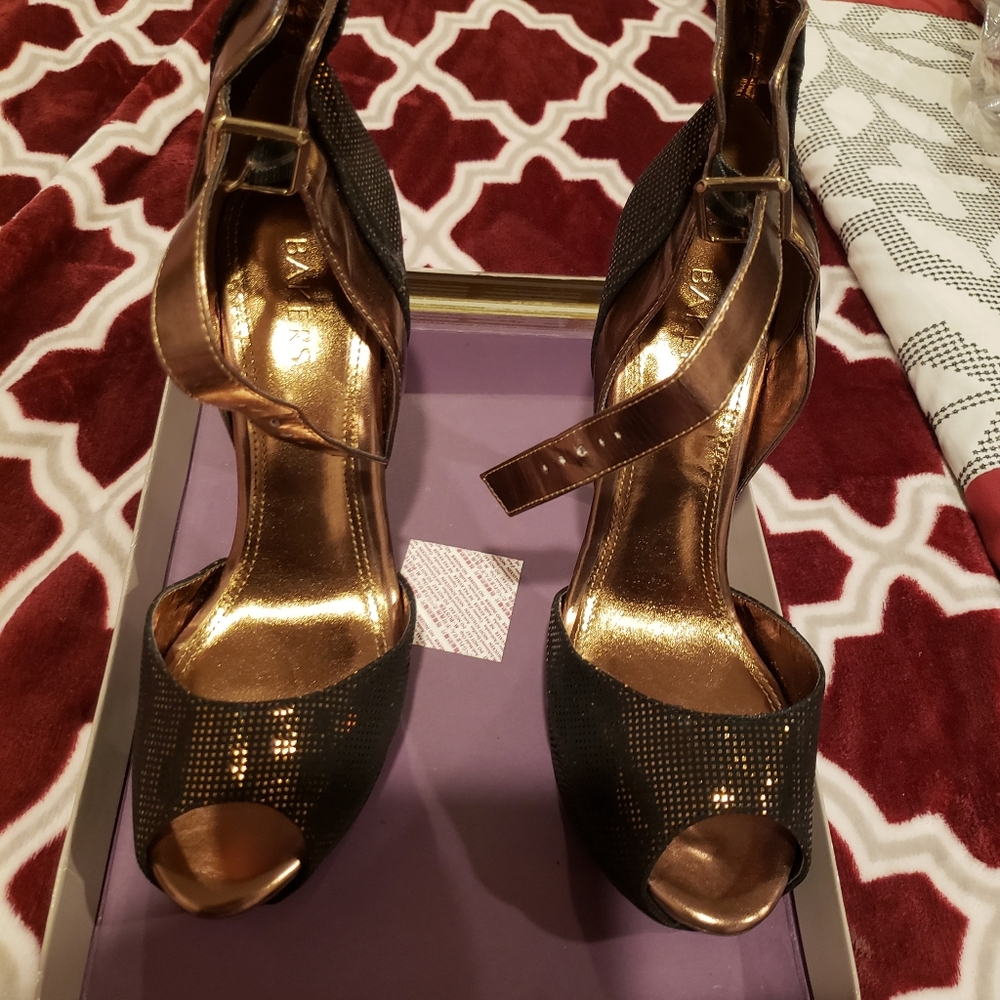 Black and Gold Elegant Women's Heels